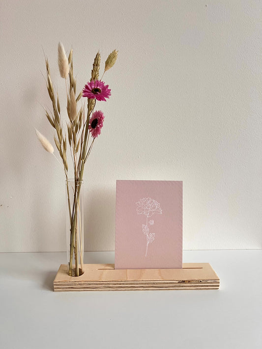 Roze droogbloemen met wenskaart